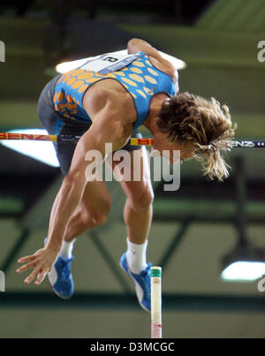 Polo tedesco vaulter Tim LOBINGER salta sopra il bar presso la IAAF Indoor incontro a Karlsruhe, Germania, 29 gennaio 2006. Dopo un ottimo inizio di stagione con 5.80m Lobinger doveva essere contenuto con 5,71 m. L'ex Indoor campione del mondo finito in seconda. Tedesco e gli atleti stranieri ha avuto un buon inizio a questo inverno i primi campionati indoor. Molti atleti qualificati sotto gli occhi di Foto Stock