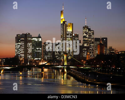 La foto mostra la skyline di Francoforte sul Meno di notte, Germania, 30 gennaio 2006. Foto: Frank Rumpenhorst Foto Stock