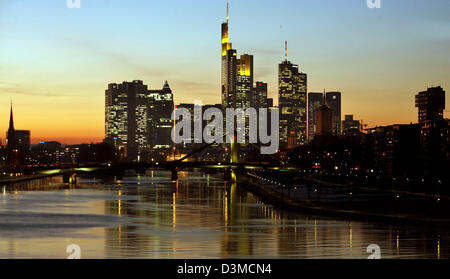 La foto mostra la skyline di Francoforte sul Meno di notte, Germania, 30 gennaio 2006. Foto: Frank Rumpenhorst Foto Stock