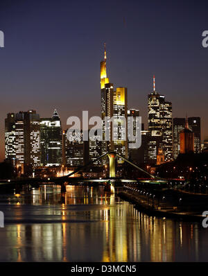 La foto mostra la skyline di Francoforte sul Meno di notte, Germania, 30 gennaio 2006. Foto: Frank Rumpenhorst Foto Stock