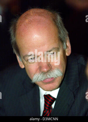 CEO di Daimler Dieter Zetsche sorrisi durante la "Migliore auto del 2006' premi mostra organizzata dalla rivista automobilistica "Auto Motor und Sport" a Stoccarda, Germania, mercoledì 01 febbraio 2006. Foto: Harry Melchert Foto Stock