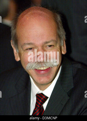 CEO di Daimler Dieter Zetsche sorrisi durante la "Migliore auto del 2006' premi mostra organizzata dalla rivista automobilistica "Auto Motor und Sport" a Stoccarda, Germania, mercoledì 01 febbraio 2006. Foto: Harry Melchert Foto Stock