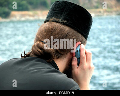 (Dpa) file - un monaco della comunità autonoma-monatic repubblica di Athos colloqui sul suo telefono cellulare, il Monte Athos, Grecia, 13 aprile 2004. Foto: Juergen Effner Foto Stock