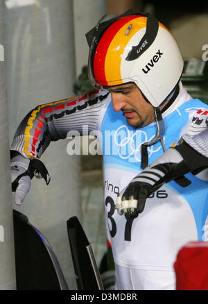 Il Luger tedesca e tre volte vincitore Olmypic Georg Hackl è pronto per entrare in azione durante una sessione di prove libere all'Olympic piste per slittino a Cesana Pariol, Italia, Martedì, 07 febbraio 2006. I XX giochi olimpici invernali stanno andando ad aprire con una cerimonia che si terrà venerdì 10 febbraio e continuare fino al 26 febbraio 2006. Foto: Roland Holschneider Foto Stock