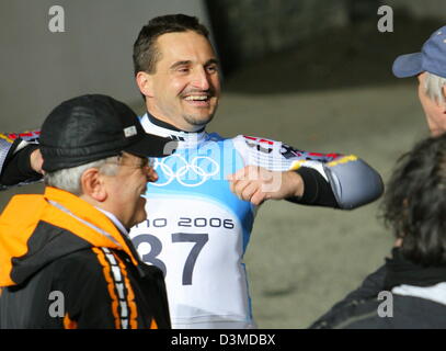 Il Luger tedesca e tre volte vincitore Olmypic Georg Hackl ha un po' di divertimento con i suoi allenatori dopo una sessione di pratica all'Olympic piste per slittino a Cesana Pariol, Italia, Martedì, 07 febbraio 2006. I XX giochi olimpici invernali stanno andando ad aprire con una cerimonia che si terrà venerdì 10 febbraio e continuare fino al 26 febbraio 2006. Foto: Roland Holschneider Foto Stock