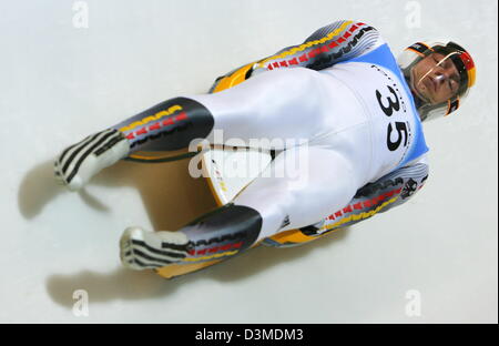 Il Luger tedesco Jan Eichhorn in azione durante una sessione di prove libere all'Olympic piste per slittino a Cesana Pariol, Italia, giovedì 09 febbraio 2006. I XX giochi olimpici invernali stanno andando ad aprire con una cerimonia che si terrà venerdì 10 febbraio e continuare fino al 26 febbraio 2006. Foto: Arne Dedert Foto Stock