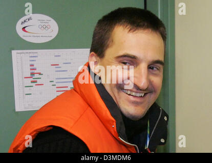 Il Luger tedesca e tre volte vincitore Olmypic Georg Hackl lascia la sua camera con un sorriso nel Villaggio Olimpico di Sestriere, Italia, giovedì 09 febbraio 2006. I XX giochi olimpici invernali stanno andando ad aprire con una cerimonia che si terrà venerdì 10 febbraio e continuare fino al 26 febbraio 2006. Foto: Bernd Thissen Foto Stock