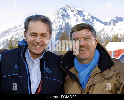 Jacques Rogge (L), presidente del Comitato Olimpico Internazionale (CIO) e cio vice presidente Thomas Bach visita gli uomini del calore di biathlon oltre venti chilometri al biathlon Olimpica durante i XX Giochi Olimpici invernali di San Sicario vicino a Torino, Italia, Sabato, 11 febbraio 2006. Foto: Arne Dedert Foto Stock