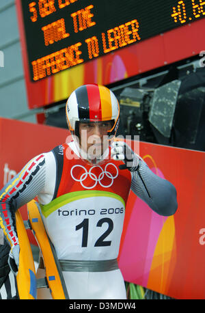 Il Luger tedesco Jan Eichhorn è raffigurato dopo la sua terza prova all'Olympic luge via a Cesana Pariol, Italia, domenica 12 febbraio 2006. Eichorn è quinto posto. Foto: Arne Dedert Foto Stock