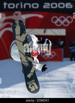 Noi American snowboarder Shaun White vola in aria con lo snowboard halfpipe concorso al XX Olimpiadi Invernali di Bardonecchia nei pressi di Torino, Italia, domenica 12 febbraio 2006. White ha vinto la medaglia d'oro nel concorso. Foto: Martin Schutt Foto Stock