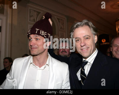 Attore tedesco Ralf Bauer (L) e musicista britannico e Live-8-fondatore sir Bob Geldof raffigurato all 'Cinema per la pace' evento nella sala da concerto presso la piazza Gendarmenmarkt a Berlino, Germania, 13 febbraio 2006. Il gala ha avuto luogo in occasione del 56th International Film Festival Berlinale. Il ricavato della serata di gala sarà devoluto all'UNICEF e la ricerca sull'AIDS. Foto: Jens Kalaene Foto Stock