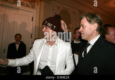 Attore tedesco Ralf Bauer (L) e musicista britannico e Live-8-fondatore sir Bob Geldof raffigurato all 'Cinema per la pace' evento nella sala da concerto presso la piazza Gendarmenmarkt a Berlino, Germania, 13 febbraio 2006. Il gala ha avuto luogo in occasione del 56th International Film Festival Berlinale. Il ricavato della serata di gala sarà devoluto all'UNICEF e la ricerca sull'AIDS. Foto: Jens Kalaene Foto Stock