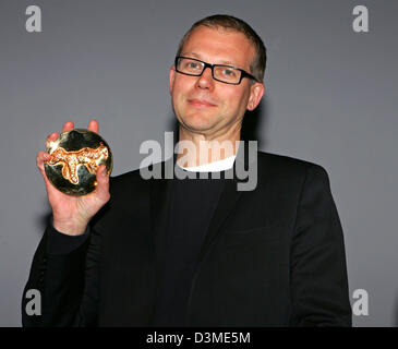 Direttore svedese Jonas Odell è orgogliosa di presentare il suo 'l'Orso d'Oro' Award al 56th International Film Festival di Berlino, lunedì 13 febbraio 2006. Odell ha ricevuto il premio per il suo film di animazione "Aldrig som foersta gaengen!" (mai più come la prima volta!) nella categoria "Miglior Cortometraggio'. Foto: Jens Kalaene Foto Stock