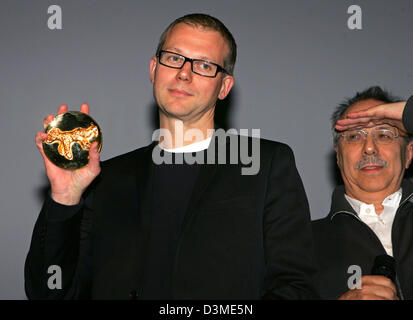 Direttore svedese Jonas Odell (L) è orgogliosa di presentare il suo 'l'Orso d'Oro' Award al 56th International Film Festival di Berlino, lunedì 13 febbraio 2006. Odell ha ricevuto il premio per il suo film di animazione "Aldrig som foersta gaengen!" (mai più come la prima volta!) nella categoria "Miglior Cortometraggio'. Foto: Jens Kalaene Foto Stock