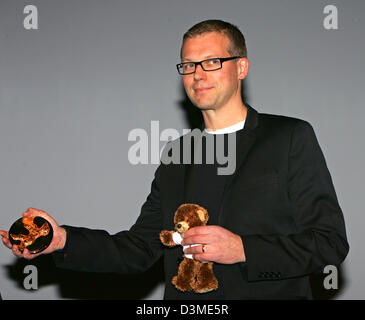 Direttore svedese Jonas Odell è orgogliosa di presentare il suo 'l'Orso d'Oro' Award al 56th International Film Festival di Berlino, lunedì 13 febbraio 2006. Odell ha ricevuto il premio per il suo film di animazione "Aldrig som foersta gaengen!" (mai più come la prima volta!) nella categoria "Miglior Cortometraggio'. Foto: Jens Kalaene Foto Stock