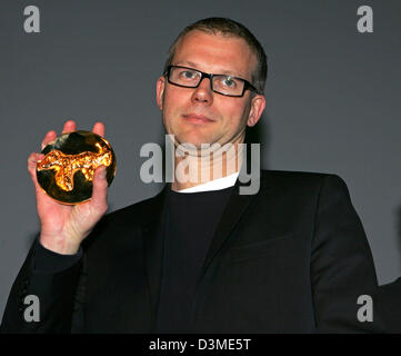 Direttore svedese Jonas Odell è orgogliosa di presentare il suo 'l'Orso d'Oro' Award al 56th International Film Festival di Berlino, lunedì 13 febbraio 2006. Odell ha ricevuto il premio per il suo film di animazione "Aldrig som foersta gaengen!" (mai più come la prima volta!) nella categoria "Miglior Cortometraggio'. Foto: Jens Kalaene Foto Stock