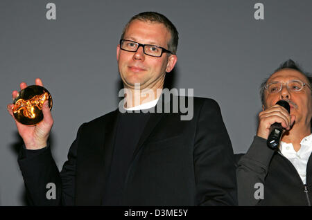 Direttore svedese Jonas Odell (L) con orgoglio presenta con Berlinale chief Dieter Kosslick in background il suo 'l'Orso d'Oro' Award al 56th International Film Festival di Berlino, lunedì 13 febbraio 2006. Odell ha ricevuto il premio per il suo film di animazione "Aldrig som foersta gaengen!" (mai più come la prima volta!) nella categoria "Miglior Cortometraggio'. Foto: Jens Kalaene Foto Stock