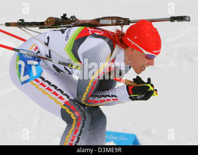 Biatleta tedesca Kati Wilhelm è raffigurato all'7,5 donna Sprint biathlone concorrenza in San Sicario, Italia, giovedì 16 febbraio 2006. Wilhelm finito sul settimo posto. Foto: Roland Holschneider Foto Stock