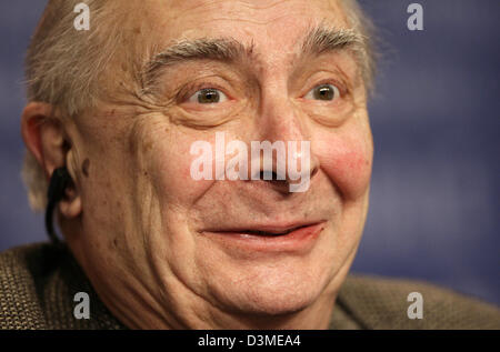 Ridendo regista francese Claude Chabrol risponde alle domande nel corso di una conferenza stampa sul suo nuovo film 'L'Ivresse Du Pouvoir' alla 56th International Film Festival di Berlino, giovedì, 16 febbraio 2006. Il film funziona nel concorso generale del film festival. Foto: Michael Villagran Foto Stock