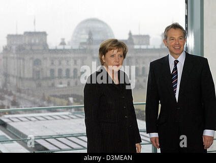 Il cancelliere tedesco Angela Merkel e il Primo Ministro britannico Tony Blair pongono al Cancelliere federale la residenza (Bundeskanzlerhaus) davanti a una finestra con una vista del Reichstag di Berlino, Germania, venerdì 17 febbraio 2006. Delle seguenti tematiche i colloqui sono il conflitto nucleare con l'Iran e l'ulteriore sviluppo dell'UE. Dopo la sua assunzione di office, Merkel ha sottolineato la sua Foto Stock