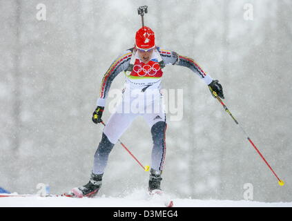 (Dpa) - biatleta tedesca Kati Wilhelm fotografato mentre nevica durante le donne 10km gara di inseguimento a olimpico di biathlon a San Sicario, Italia, sabato 18 febbraio 2006. Wilhelm ha vinto la medaglia d'oro. Foto: Arne Dedert Foto Stock