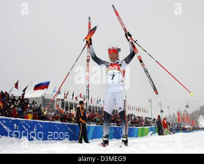 (Dpa) - biatleta tedesca Kati Wilhelm celebra dopo le donne 10km gara di inseguimento a olimpico di biathlon a San Sicario, Italia, sabato 18 febbraio 2006. Wilhelm ha vinto l'oro. Foto: Bernd Thissen Foto Stock