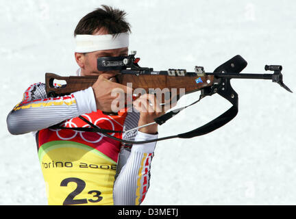 Biatleta tedesco Sven Fischer foto riprese durante la uomini 4x7,5 km staffetta sulla Olympic biathlon a San Sicario, Italia martedì 21 febbraio 2006. Il team tedesco rivendicazioni oro in uomini 4x7,5 km staffetta per i XX Giochi Olimpici Invernali di Torino. Foto: Martin Schutt Foto Stock