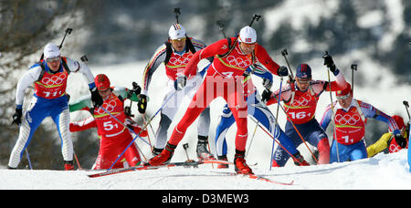 Le guide di inizio skate su per la collina durante l'uomo 4x7,5 km staffetta sulla Olympic biathlon a San Sicario, Italia, martedì 21 febbraio 2006. Il team tedesco rivendicazioni oro in uomini 4x7,5 km staffetta per i XX Giochi Olimpici Invernali di Torino. Foto: Martin Schutt Foto Stock