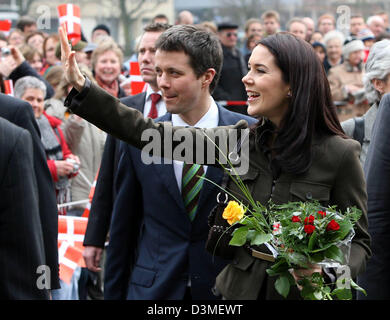 La principessa Maria (R) onde come lei arriva con il marito Principe Ereditario Frederik di Danimarca per un invito a pranzo presso una storica banca di risparmio in Kiel, Germania, sabato, 18 febbraio 2006. Il Reale Danese di giovane ha pagato una visita di due giorni in Germania. Foto: Carsten Rehder Foto Stock