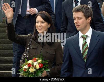 La principessa Maria (L) onde come essa si erge con suo marito il principe ereditario Frederik di Danimarca sui gradini davanti alla Kusthalle arts gallery in Kiel, Germania, sabato, 18 febbraio 2006. Il Reale Danese di giovane ha pagato una visita di due giorni in Germania. Foto: Carsten Rehder Foto Stock