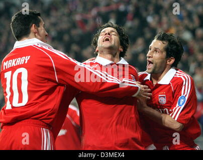 FC Bayern Monaco di Baviera Michael Ballack (C) celebra insieme con i suoi compagni di squadra Roy Makaay (L) e Hasan Salihamidzic dopo che ha segnato il 1-0 condurre contro il Milan durante la UEFA Champions League secondo turno prima gamba cravatta presso lo stadio Allianz Arena di Monaco di Baviera, Germania, martedì 21 febbraio 2006. Dopo Ballack ha aperto il punteggio era una pena da Shevchenko che recuperati a disegnare f Foto Stock