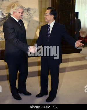 Il Ministro degli esteri tedesco Frank-Walter Steinmeier (L) scuote le mani con il Primo Ministro cinese Wen Jiabao a Pechino, Cina, mercoledì 22 febbraio 2006. Durante il suo colloquio con la Cina il più alto dei politici Steinmeier piani per discutere della Cina di crescente cooperazione energetica con l'Iran, in Sudan e in altri Stati membri in cui esiste un potenziale di conflitto, fonti informate, detto. Steinmeier i colloqui in Foto Stock