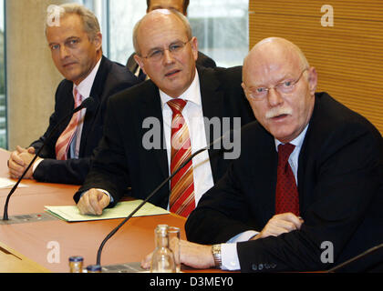 CSU capo di stato Peter Ramsauer, CDU fazione presidente Volker Kauder e SPD fazione presidente Peter Struck (L-R) ascoltare i giornalisti nel corso di una conferenza stampa a Berlino, Germania, Mercoledì, 22 febbraio 2006. Le fazioni della coalizione regnante ha annunciato durante la conferenza stampa i risultati dei loro primi cento giorni in ufficio. Foto: Bernd Settnik Foto Stock