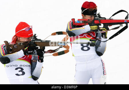 Biatleta tedesca Kati Wilhelm (L) e Uschi Disl (R) mirano al poligono 12,5 km di donna sprint di massa presso i Giochi Olimpici Invernali a San Sicario, Italia, sabato 25 febbraio 2006. Wilhelm ha vinto l'argento e Disl bronce in 12,5 km di volata di concorrenza a XX Giochi Olimpici Invernali di Torino. Foto: Martin Schutt Foto Stock