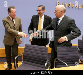 Il Ministro del lavoro e vice-cancelliere Franz Muentefering (L-R), il presidente del Partito socialdemocratico (SPD), e il primo ministro del Land di Brandeburgo Matthias Platzeck und il presidente della SPD parlamentare fazione Peter Struck lasciare la sala del DOCUP conferenza stampa a Berlino, sabato 25 febbraio 2006. Preventivamente i politici hanno reso pubblica una dichiarazione congiunta sui primi cento giorni del Foto Stock