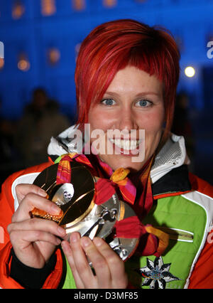 (Dpa) - biatleta tedesca Kati Wilhelm presenta uno d'oro e due medaglie d argento dopo la cerimonia di presentazione al Medals Plaza di Torino, Italia, 25 febbraio 2006. Foto: Martin Schutt Foto Stock