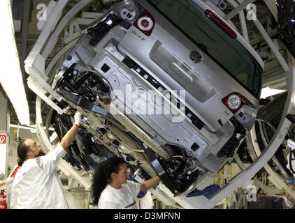 Il modello Volkswagen Golf Plus è assemblato in una linea di produzione in fabbrica principale a Wolfsburg, in Germania, giovedì 02 marzo 2006. Il costruttore di auto annuncia il suo business attuale figura al balance conferenza stampa del 07 marzo 2006. Foto: Rainer Jensen Foto Stock