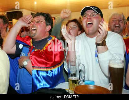 Gli appassionati di atleta tedesco Georg Hettich, guardare la Combinata Nordica squadra Olimpica concorrenza nella taverna 'Volltreffer' (direct hit) in Schonach, Germania, 16 febbraio 2006. Il team tedesco con Bjoern Kircheisen, Georg Hettich, Ronny Ackermann e Jens Gaiser nbot potrebbe difendere la sua testa dopo il Salto a Pragelato e concluso al secondo posto alle spalle di Austria dopo il 4x5 km staffetta. Foto: Pat Foto Stock