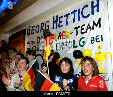 Gli appassionati di atleta tedesco Georg Hettich, guardare la Combinata Nordica squadra Olimpica concorrenza nella taverna 'Volltreffer' (direct hit) in Schonach, Germania, 16 febbraio 2006. Il team tedesco con Bjoern Kircheisen, Georg Hettich, Ronny Ackermann e Jens Gaiser nbot potrebbe difendere la sua testa dopo il Salto a Pragelato e concluso al secondo posto alle spalle di Austria dopo il 4x5 km staffetta. Foto: Pat Foto Stock