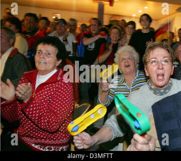 Gli appassionati di atleta tedesco Georg Hettich, guardare la Combinata Nordica squadra Olimpica concorrenza nella taverna 'Volltreffer' (direct hit) in Schonach, Germania, 16 febbraio 2006. Il team tedesco con Bjoern Kircheisen, Georg Hettich, Ronny Ackermann e Jens Gaiser nbot potrebbe difendere la sua testa dopo il Salto a Pragelato e concluso al secondo posto alle spalle di Austria dopo il 4x5 km staffetta. Foto: Pat Foto Stock