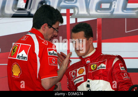 Michael Schumacher (R) di Germania, driver per la Scuderia Ferrari Marlboro team, colloqui per Australian ingegnere di pista Chris Dyer nel garage del team Ferrari pit dopo la sessione di prove per il Gran Premio del Bahrein presso il circuito di Formula Uno vicino a Manama, Bahrein, venerdì 10 marzo 2006. La prima gara del campionato del mondo di F1 2006, il Gran Premio del Bahrein, avrà luogo Foto Stock