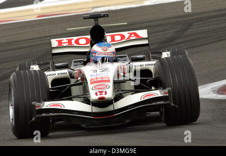 (Dpa) - British driver di Formula Uno Jenson Button di Lucky Strike Honda Racing F1 Team in azione durante la sessione di qualifica presso il circuito di Formula Uno vicino a Manama, Bahrein, 11 marzo 2006. Pulsante temporizzato il terzo miglior tempo. La prima gara del campionato del mondo di F1 2006, il Gran Premio del Bahrein, avrà luogo qui il 12 marzo 2006. Foto: Carmen Jaspersen Foto Stock