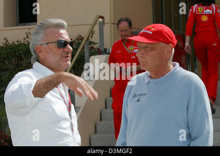 Il tedesco Willi Weber (L), il manager del tedesco pilota di Formula Uno Michael Schumacher, chat con ex race driver austriaco Niki Lauda dell'Austria presso il paddock presso il circuito di Formula Uno vicino a Manama, Bahrein, venerdì 10 marzo 2006. La prima gara del campionato del mondo di F1 2006, il Gran Premio del Bahrein, avrà luogo qui domenica 12 marzo 2006. Foto: Carmen Jaspersen Foto Stock