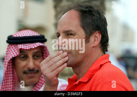 L'austriaco Gerhard Berger (R), il co-proprietario della Scuderia Toro Rosso-team di F1, sorge accanto a un arabo presso il circuito di Formula Uno vicino a Manama, Bahrein, venerdì 10 marzo 2006. La prima gara del campionato del mondo di F1 2006, il Gran Premio del Bahrein, qui hanno avuto luogo domenica 12 marzo 2006. Foto: Carmen Jaspersen Foto Stock