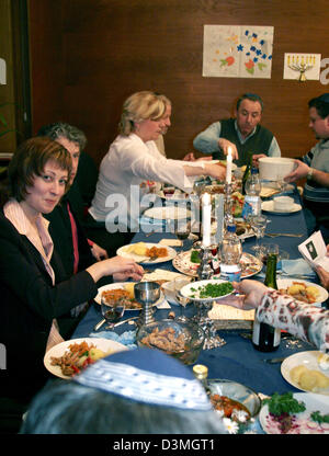 (File) La comunità ebraica nella foto di mangiare piatti tradizionali sul Seder sera nella sinagoga di Bielefeld, Germania, 23 aprile 2005. L'Haggadah è la storia dell'esodo del popolo ebraico dalla schiavitù egiziana. La Pesach è la più importante festa della famiglia nel giudaismo e ricorda la durata di una settimana l'esodo. Gli Ebrei religiosi in tutto il mondo mangiano solo matzo e pulire thei Foto Stock