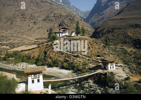 Tamchhog Lhakhang tempio, tra Paro e Thimphu, Bhutan, Asia Foto Stock