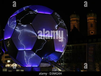 Il mondo del calcio raffigurato nella parte anteriore del Frauen torri della chiesa a Monaco di Baviera, Germania, 14 marzo 2006. Tre prima della inizia la Coppa del Mondo FIFA 2006 il globo di calcio sono arrivati a Monaco di Baviera mentre touring dodici FIFA World Cup città ospitanti. Franz Beckenbauer, capo della Coppa del Mondo FIFA comitato di organizzazione (OK), ha sottolineato l importanza di unificazione di sport in occasione dell'inaugurazione del Foto Stock