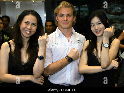 Tedesco di Formula One driver Nico Rosberg (C) della Williams F1 pone con due modelli malese in un negozio di orologi nel centro cittadino di Kuala Lumpur, Malesia, Mercoledì, 15 marzo 2006. Il Gran Premio di Malesia 2006 prende posto qui a Sepang 19 marzo 2006. Foto: Jens Buettner Foto Stock