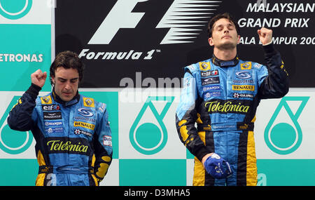 Italiano in Formula Uno pilota Giancarlo Fisichella (R) del Team Renault F1 ed il suo compagno di squadra spagnolo Fernando Alonso allietare sul podio dopo la loro doppia vittoria durante il Gran Premio di Formula Uno della Malesia a Sepang International Circuit, al di fuori di Kuala Lumpur, Malesia, domenica 19 marzo 2006. Foto: Jens Buettner Foto Stock