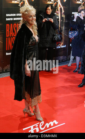 Noi attrice Sharon Stone (L) sorrisi e pone come lei arriva per una foto in occasione della premiere del suo nuovo film "istinto di base 2', un sequel del 1992 thriller 'Basic Instinct' a Berlino, Mercoledì, 22 marzo 2006. "Istinto di base 2' correrà in tedesco cinema dal 30 marzo 2006. Foto: Steffen Kugler Foto Stock